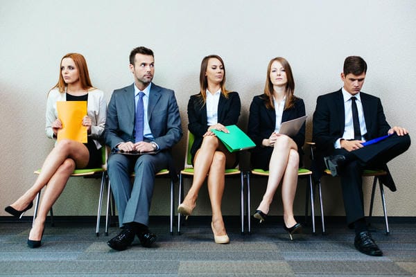 Jobsuche in Deutschland Menschen in einer Reihe sitzend im Wartezimmer