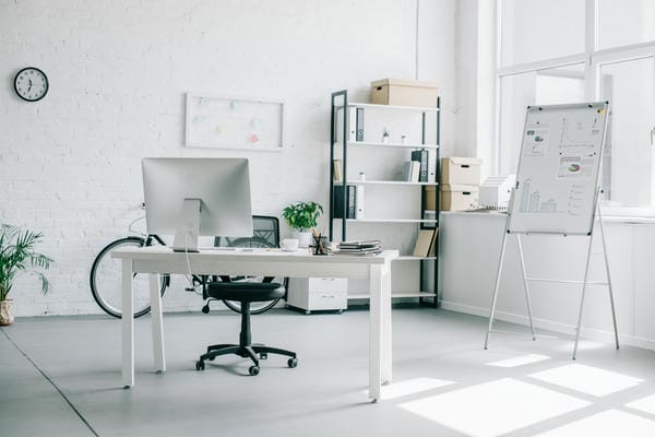 Büro- und Geschäftsflächen Büro - Schreibtish, Stuhl, PC, Clipboard