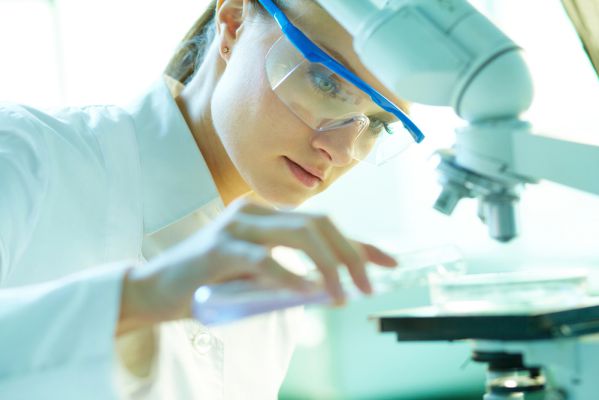 nachhaltiger Studiengang eine Wissenschaftlerin arbeitet an einem Mikroskop