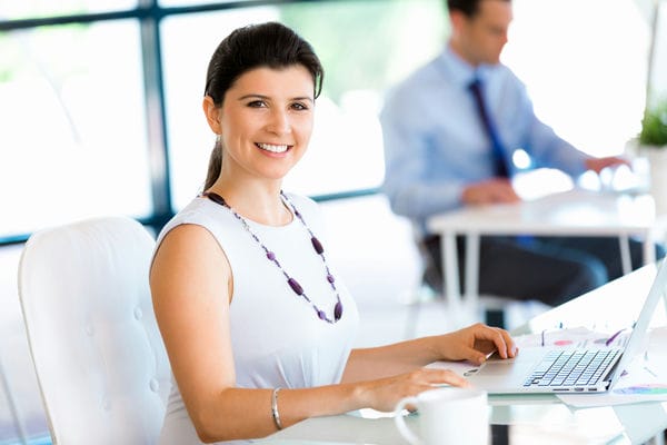 Tipps zum Berufseinstieg in Deutschland Frau sitzt am Schreibtisch im Büro