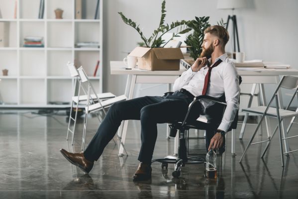 Kündigung ein Mann sitzt im Büro auf dem Stuhl