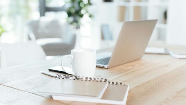 laptops stehen auf arbeitstisch
