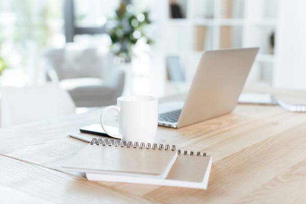 Moderner Schreibtisch mit Laptops laptops stehen auf arbeitstisch