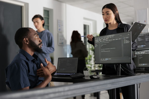 it-zukunft-unternehmen Ingenieur arbeitet an einem Skript HTML