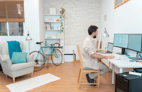Smart Home office ein Mann sitzt im Home Office am Computer