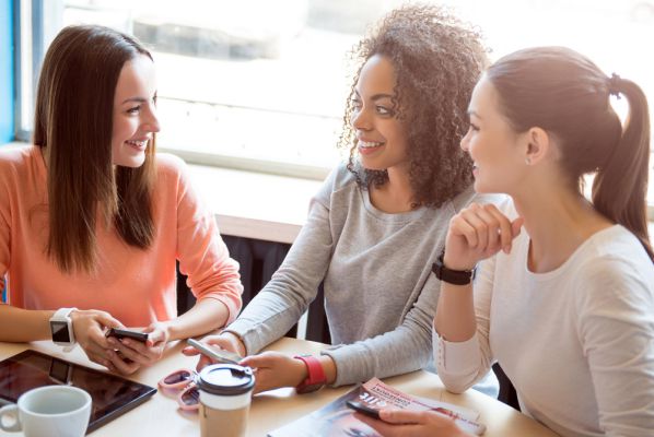 Socializing am Arbeitsplatz ein Gruppe von Frauen sitzen zusammen
