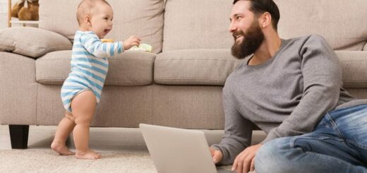 mann mit baby im wohnzimmer