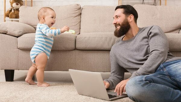 mann mit baby im wohnzimmer