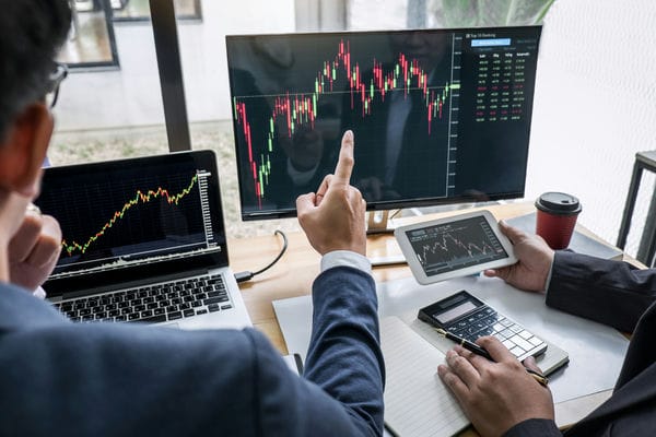 Trader gucken Chart an trader gucken sich am laptop einen chart an