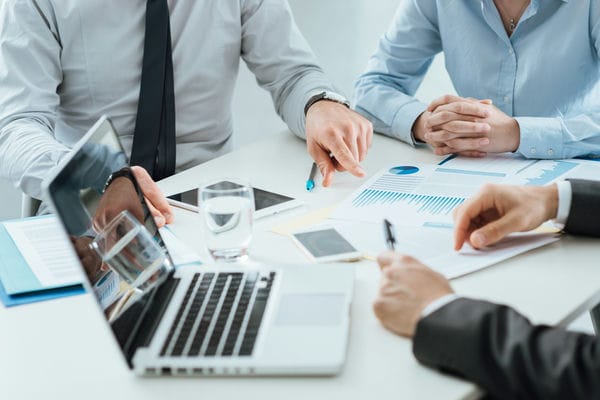 existensgruendung-gesellschaft-buergerlichen-rechts Professionelles Geschäftsteam, das an einem Bürotisch zusammenarbeitet