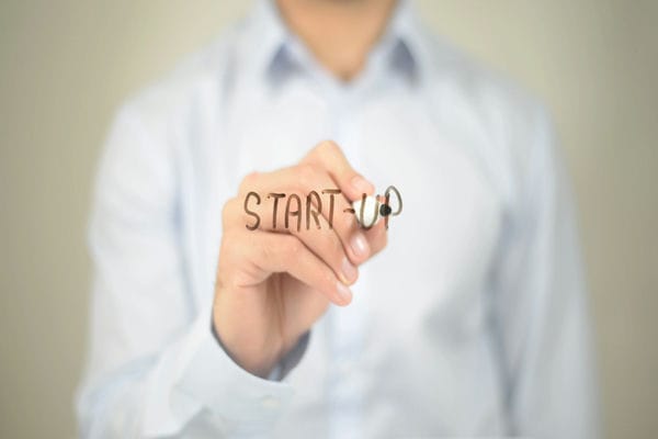 existenzgründung-existenzgründung-was-beachten Ein Mann schreibt auf ein Glas das Wort "Start-up", also Existenzgründung