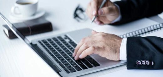 mann im anzug sitzt am laptop