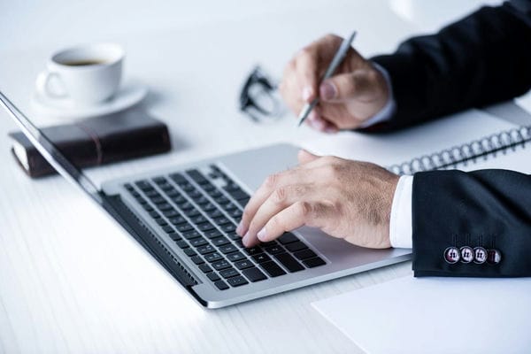 Quereinsteiger werden immer mehr gesucht und bekommen öfters die Chance für einen Job mann im anzug sitzt am laptop