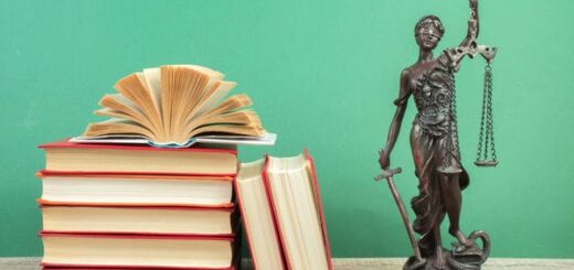 Bücher und eine Justizia Statue