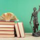 Bücher und eine Justizia Statue
