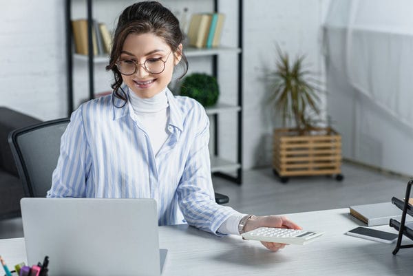 Lohn- und Gehaltsabrechnung Buchhalterin erstellt Lohnabrechnung am Laptop.