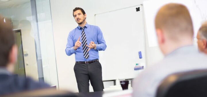 mann auf weiterbildung